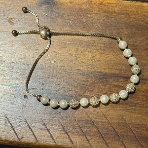 Elegant Gold and Pearl Bracelet